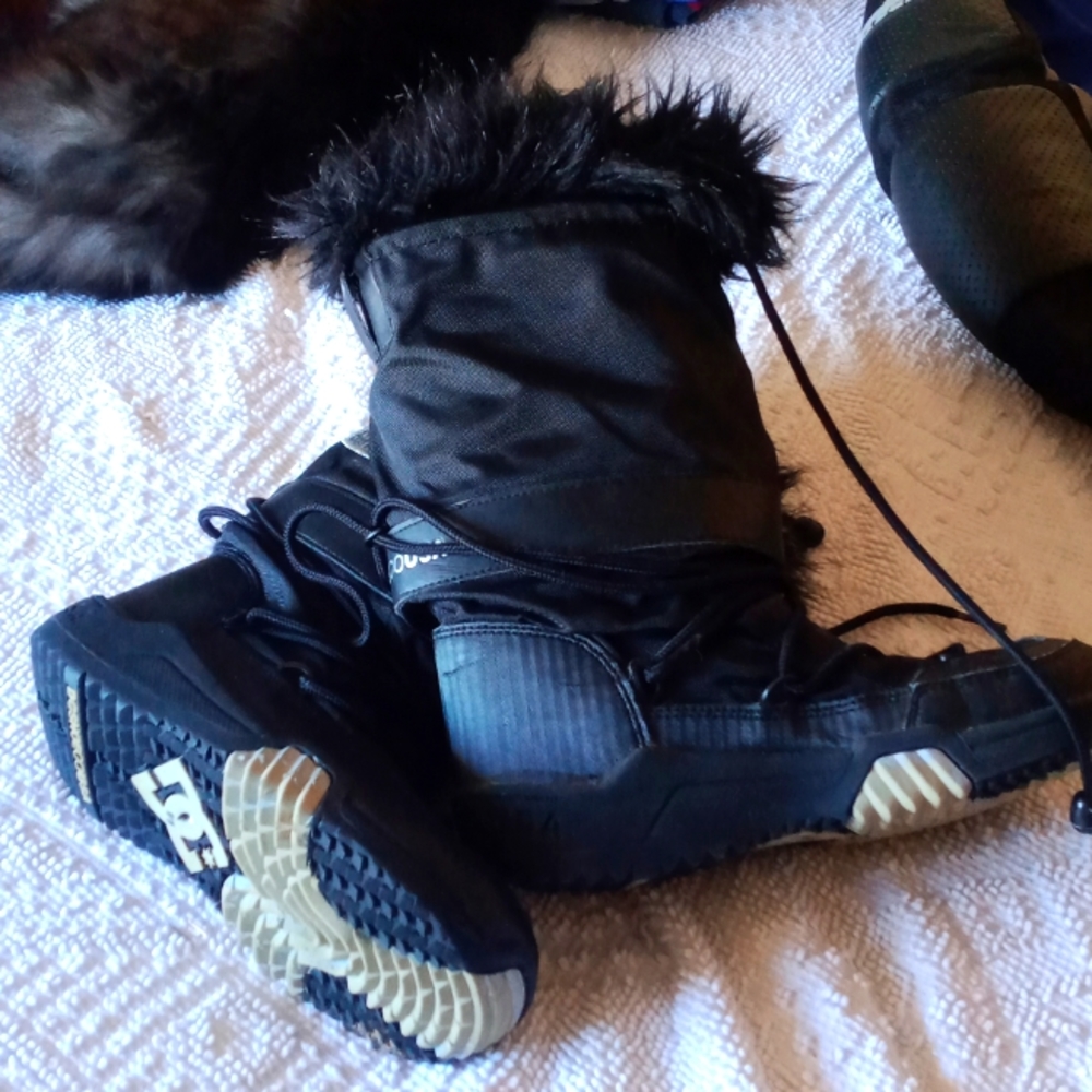DC snowboarding boots